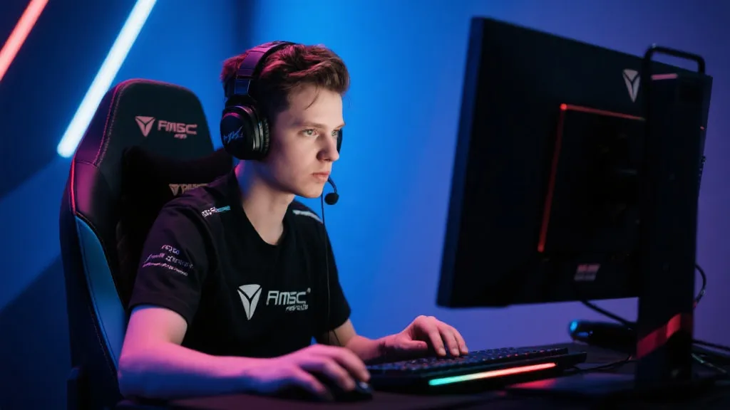 Pro player focusing